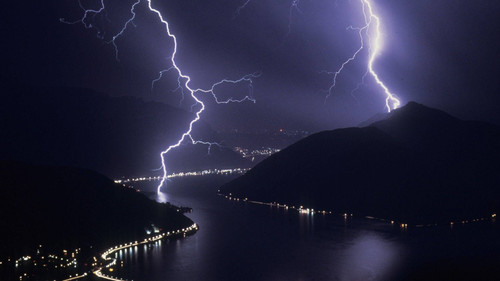 lightning in mountain and sea qhs8wtal0813ia77.jpg