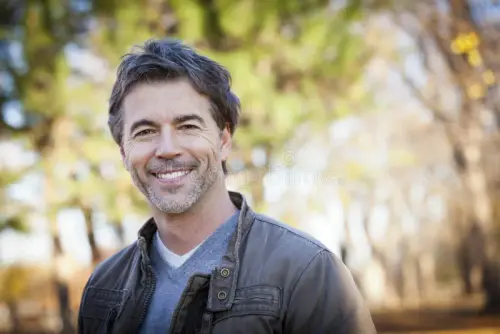 uomo felice maturo bello che sorride alla macchina fotografica 81641232.webp