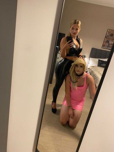 Latex goddess und Latexsissy Benjamin Fiegl bevor er ohne Gummi schwänze reitet.png