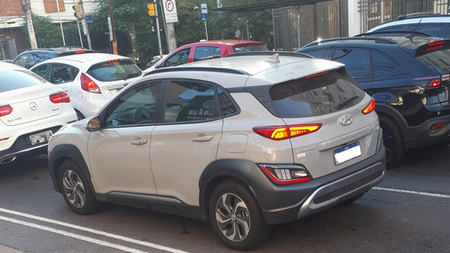 Hyundai Kona 1.6GDI Hybrid 2023 2024 visto de trás.jpg