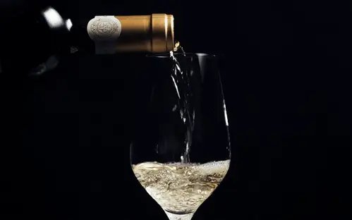 Leckeren Wein einschenken Weinpakete bei Leckere Weine.org 1600x.webp