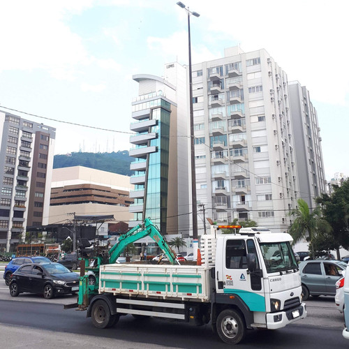 Ford Cargo 816 pós facelift retroescavadeira.jpg