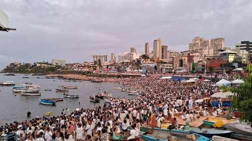 multidao ocupa a areia da praia do rio vermelho 2000678 article.jpg