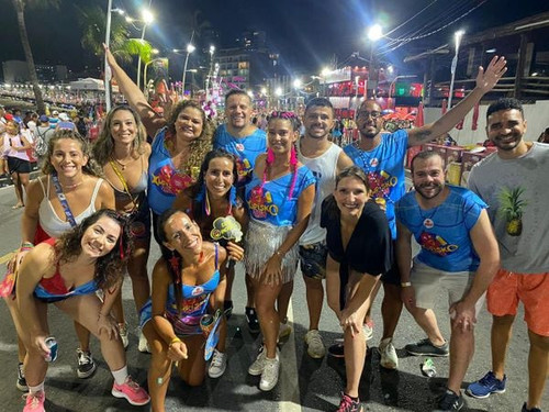 diuliane com os amigos no carnaval de salvador 2000605 article.jpg