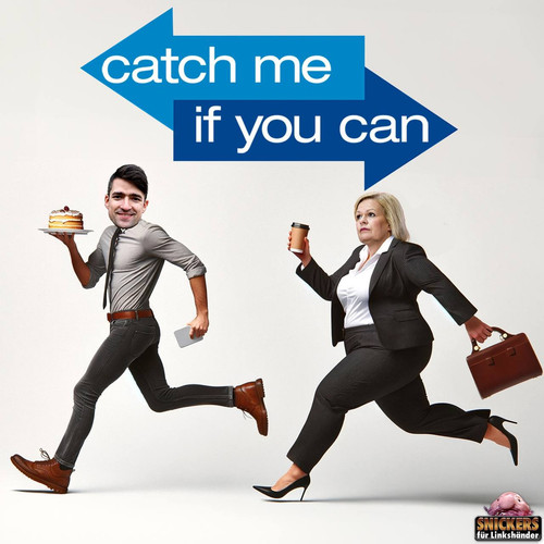 Sellner rennt Torte.jpg