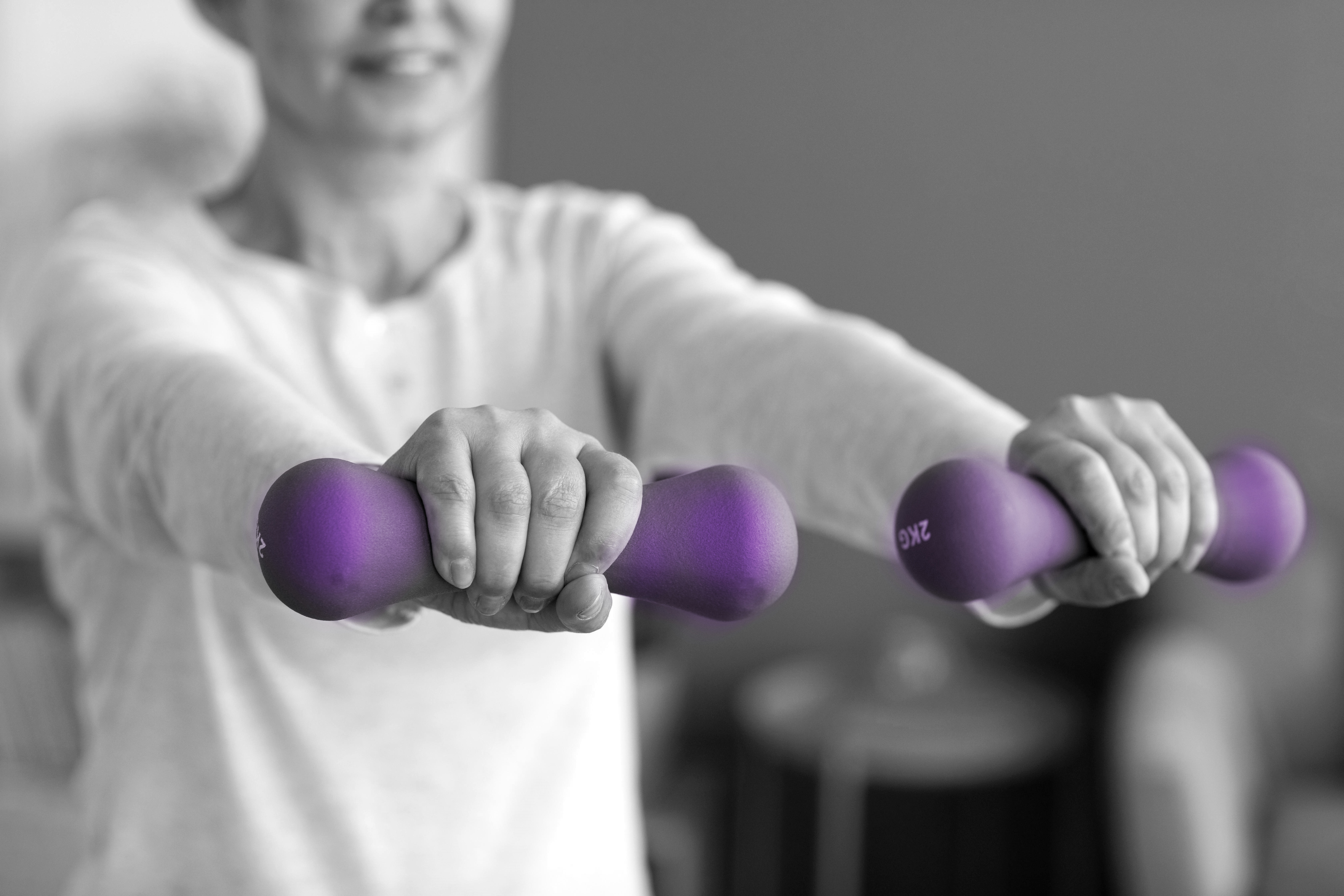 persona mayor levantando mancuernas