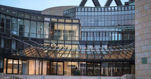 12525137649901875233?url=https%3A%2F%2Fimage.ds.dumont.de%2F2024%2F05%2F31%2Fbd2665cf 9a53 4d5d 94c4.jpg