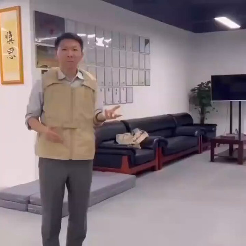 7smLMayAM1GhKxM8.jpg