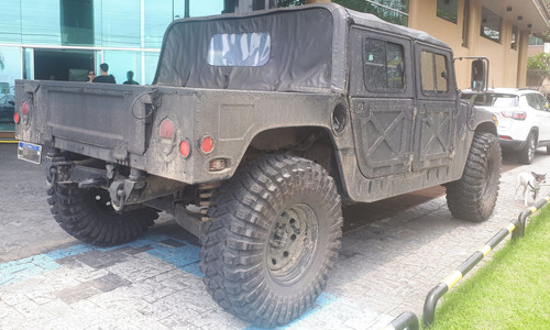 AM General M998 Humvee '90 preto visto de trás.jpg