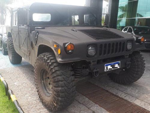 AM General M998 Humvee '90 preto visto de frente.jpg