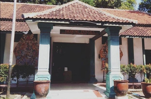 Museum Gedung Pusaka Keraton Kanoman.jpg