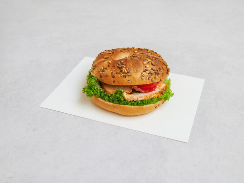 9884273 czernis poranek Food bajgel z kurczakiem 4x3.jpg