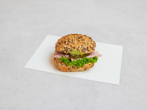 9884273 czernis poranek Food bulka z wedlina 4x3.jpg