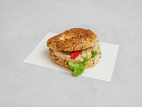 9884273 czernis poranek Food bajgel z pasta z tunczyka 4x3.jpg