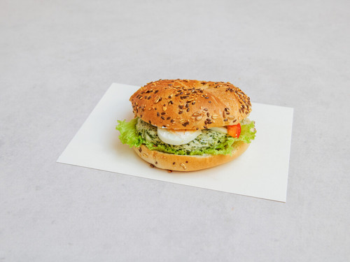 9884273 czernis poranek Food bajgel ze szpinakiem 4x3.jpg