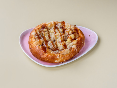 9836316 bezowka Food drozdzowka z jablkiem slonym karmelem 4x3.jpg