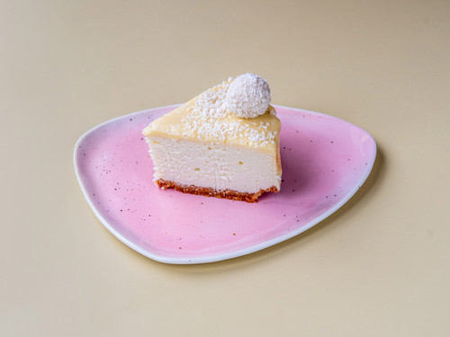 9836316 bezowka Food sernik rafaello kawalek 4x3.jpg