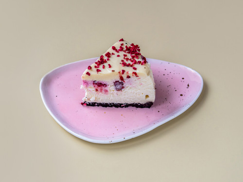 9836316 bezowka Food sernik nowojorski z malinami kawalek 4x3.jpg