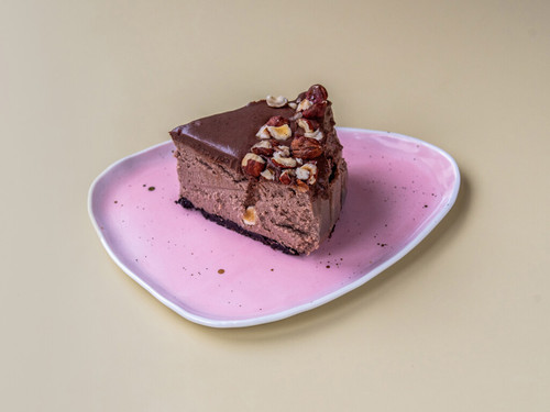 9836316 bezowka Food sernik czekolada orzech laskowy kawalek 4x3.jpg