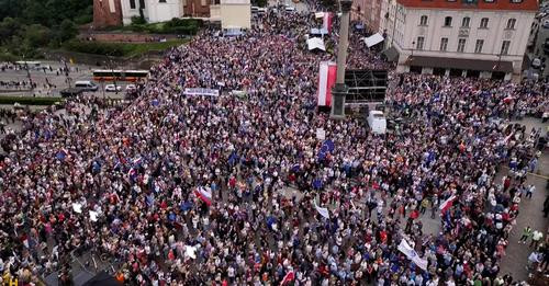 16852299845709067670?url=https%3A%2F%2Ftvn24.pl%2Fnajnowsze%2Fcdn zdjecie rwe5lb wiec plac zamkowy p.jpg