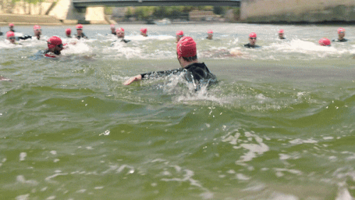 灰鯖餃衝出水面咬人 三鐵選手(巴黎深淵).gif