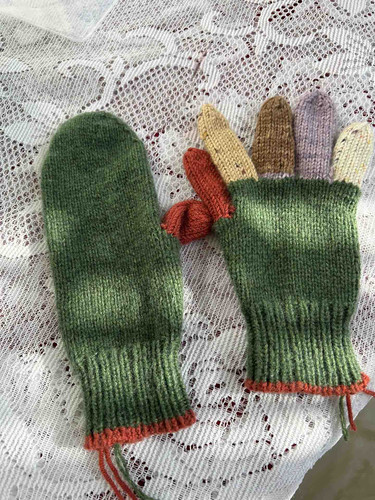 handmade spinus crochet blog - How To Better Crochet Mittens 2.jpg