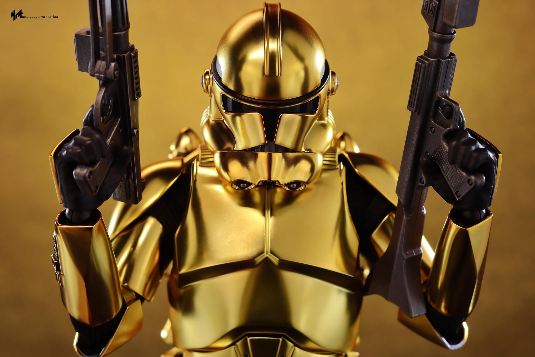 Star Wars – Clone Trooper (Gold Chrome Version) by Hot Toys