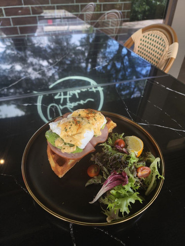 Eggs Benedict Waffles.jpg
