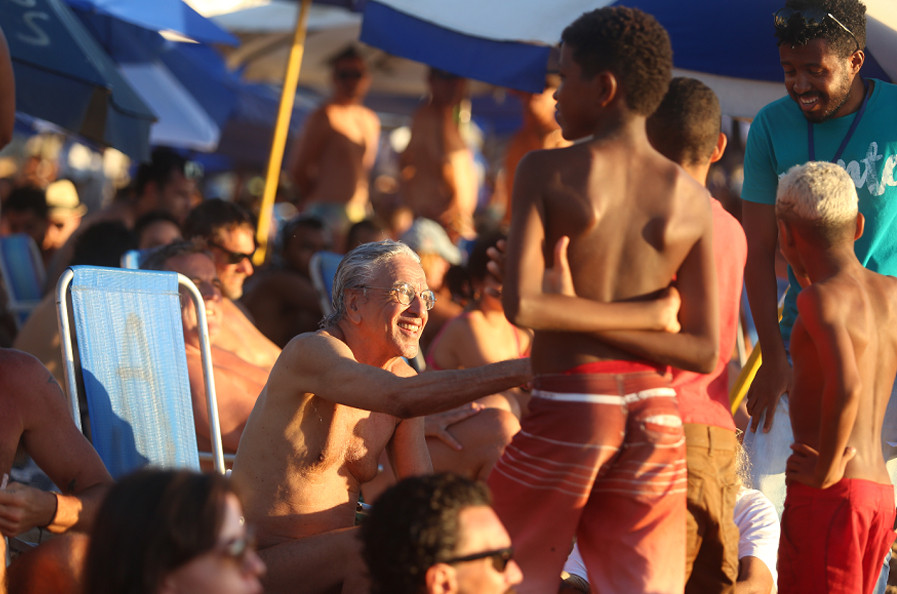 criancas tietam cantor na areia do porto da barra 1379282