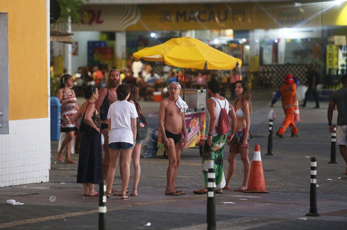 artista e amigos deixam a praia pouco antes do por do sol 1379286.jpg