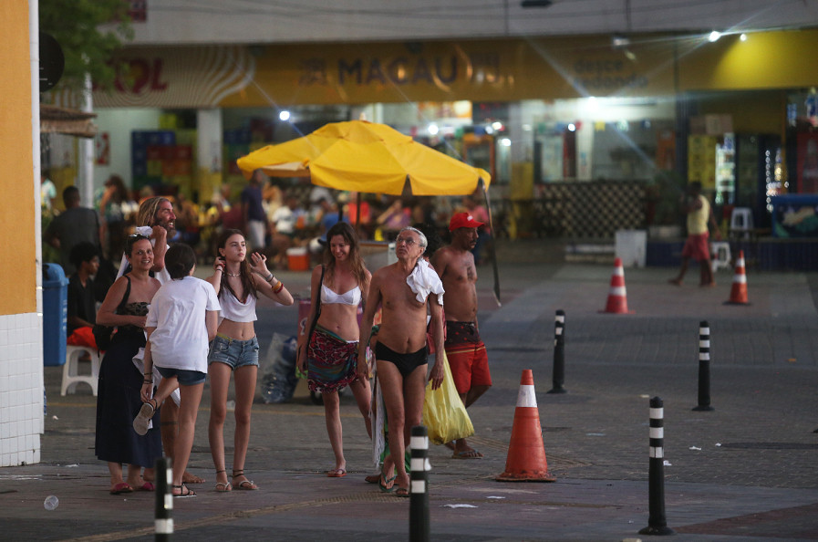 artista e amigos deixam a praia pouco antes do por do sol 1379284