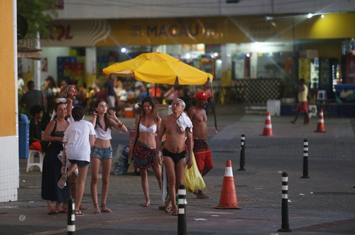 artista e amigos deixam a praia pouco antes do por do sol 1379284.jpg