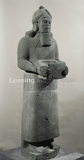 Monumental statue of a god. Basalt, period of the Assyrian King Tiglath Pileser III, from Hadatu (Ar.jpg