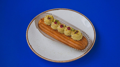 ekler pistacja malina.jpg