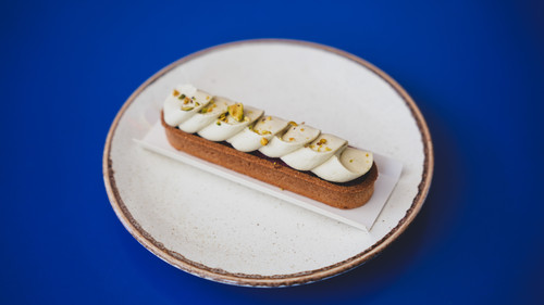 kruchy ekler pistacja z wiśnią VEGAN.jpg