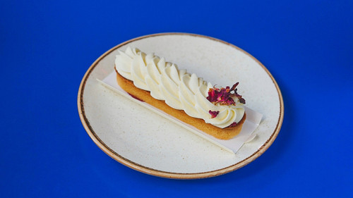 kruchy ekler malina z białą czekoladą.jpg