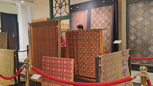 Ragam koleksi batik di Museum Tekstil.jpg