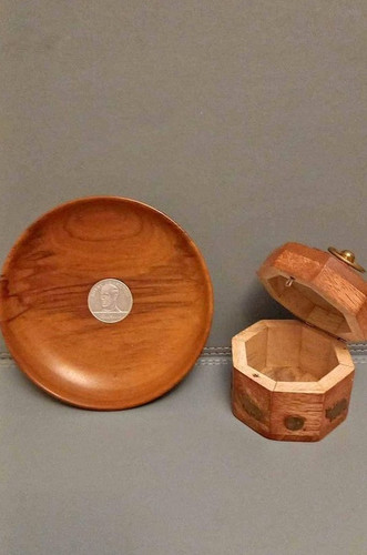 collectible wooden display items 1x dish with Bobby Charlton Coin, 1x wooden trinket box.jpg