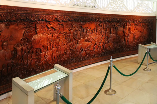 Relief yang menggambarkan perjuangan rakyat Indonesia menjadi salah satu bagian di Museum Purna Bakt.jpg