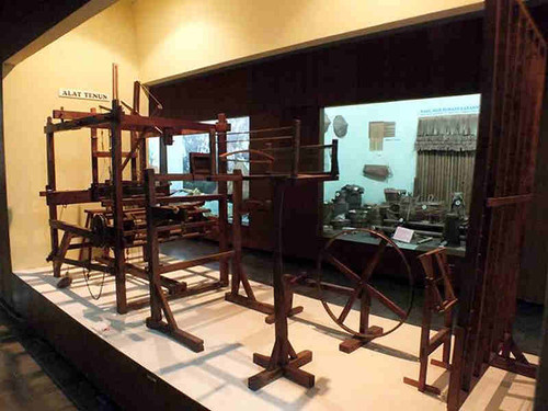 Alat Tenun Museum Etnobotani.jpg