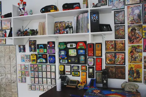 Koleksi mainan jadul yang dipajang di Museum Barli.webp