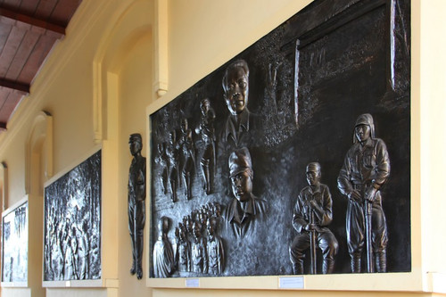 Beberapa relief yang ada di pintu masuk Museum PETA menggambarkan sejarah perkembangan tentara PETA.jpg