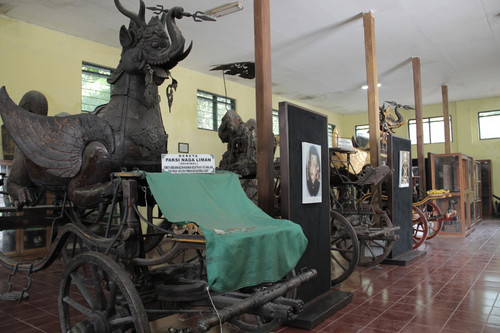9 Kereta Kencana Paksi Naga Liman yang desainnya mengadopsi dari tiga budaya yaitu Islam Hindu dan C.jpg
