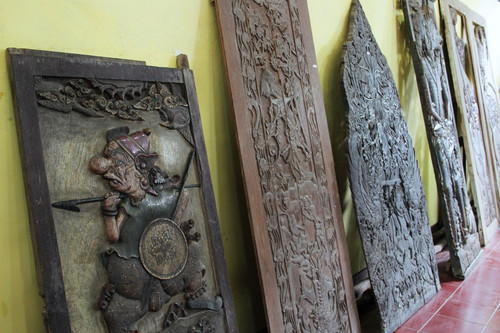 5 Ukiran dinding yang dahulunya digunakan sebagai hiasan di salah satu sudut Keraton Kanoman.jpg