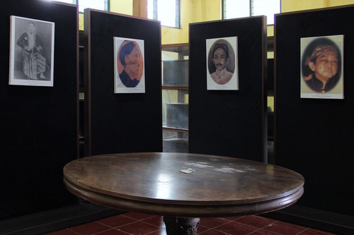 3 Salah satu sudut ruangan yang memajang berbagai foto yang menampilkan Sultan Keraton Kanoman dari .jpg