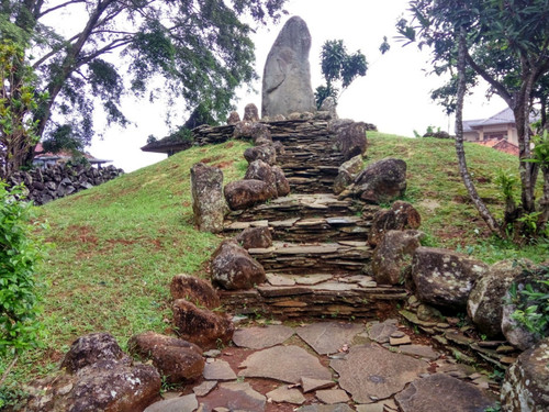 Batu Menhit Altar Pemujaan.jpg
