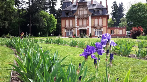 St Cyr en Val Les chateaux et l'étang 2.png