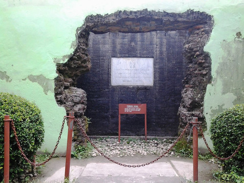 Tembok jebol at Monumen Pangeran Diponegoro Museum.jpg