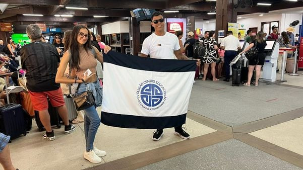 lara borges e seu professor moises santana no embarque para dubai 1940176 article