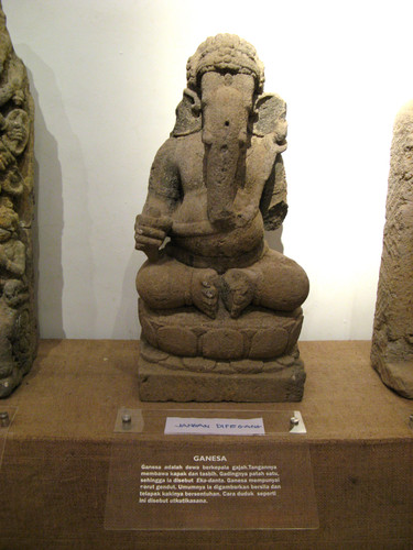 Patung Ganesha di Museum Kailasa Dieng.jpg